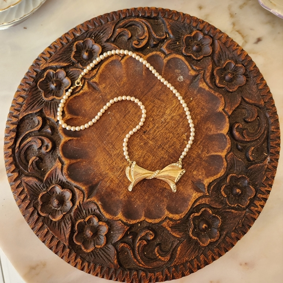 Vintage 1940s Bow Rhinestone and Pearl Necklace - Picture 7 of 8